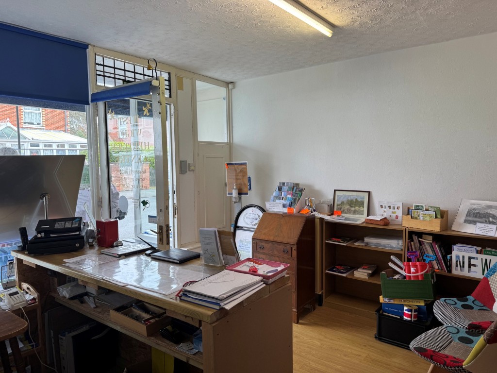 Lot: 81 - FREEHOLD DETACHED MIXED RESIDENTIAL & COMMERCIAL INVESTMENT OPPORTUNITY - Entrance to commercial unit